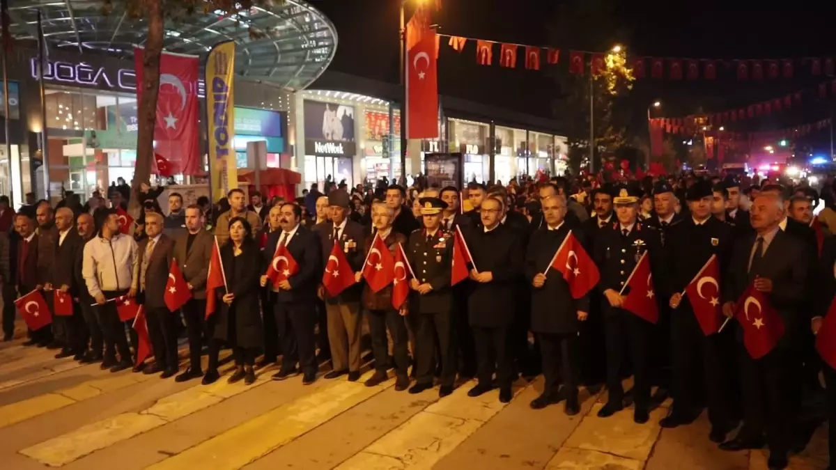 Malatya’da Cumhuriyet Coşkusu: Fener Alayı ve Bayrak Yürüyüşü Düzenlendi