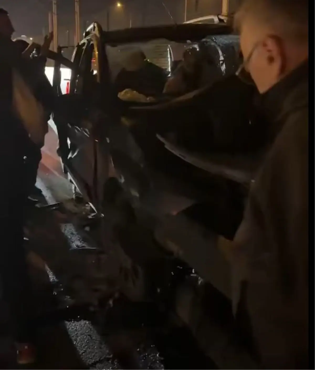 Bursa’da Otomobil Bariyerlere Çarptı: Sürücü Yaralı