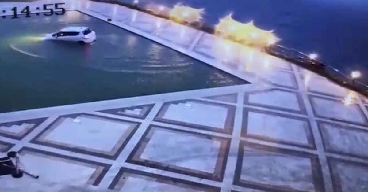 Aracıyla otel havuzuna düştü!