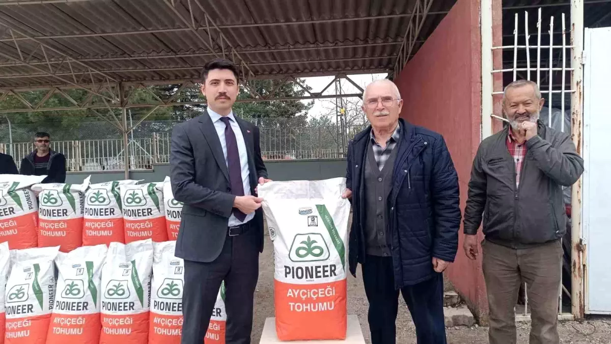 Pazaryeri’nde Çiftçilere Ayçiçeği Tohumu Dağıtıldı